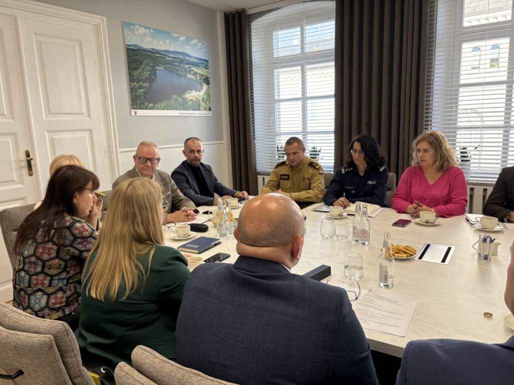 starosta i wicestarosta w tle, członkowie komisji przy stole siedzą