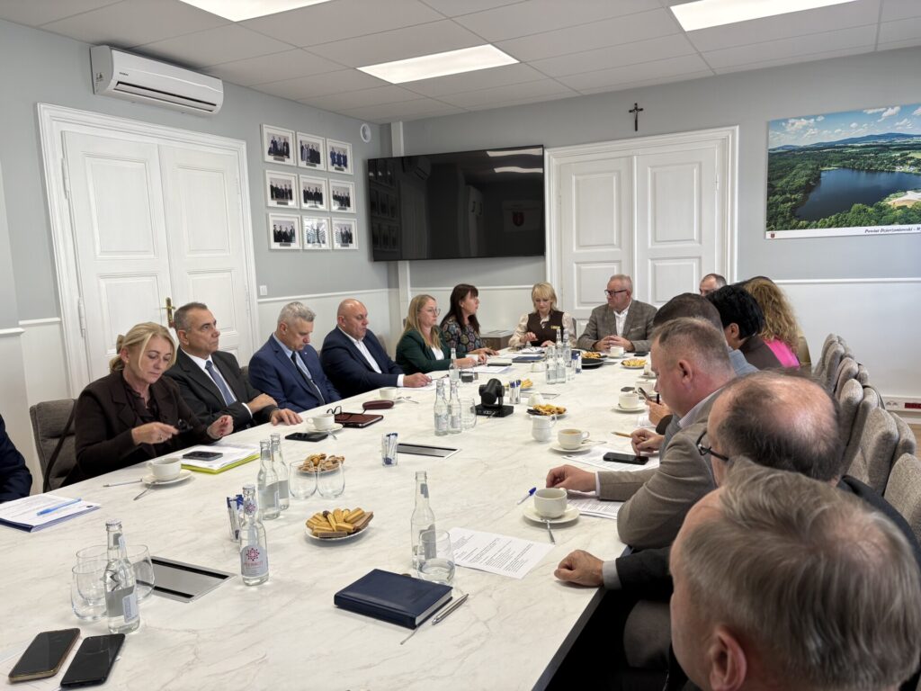 widok na cały stół i członków komisji