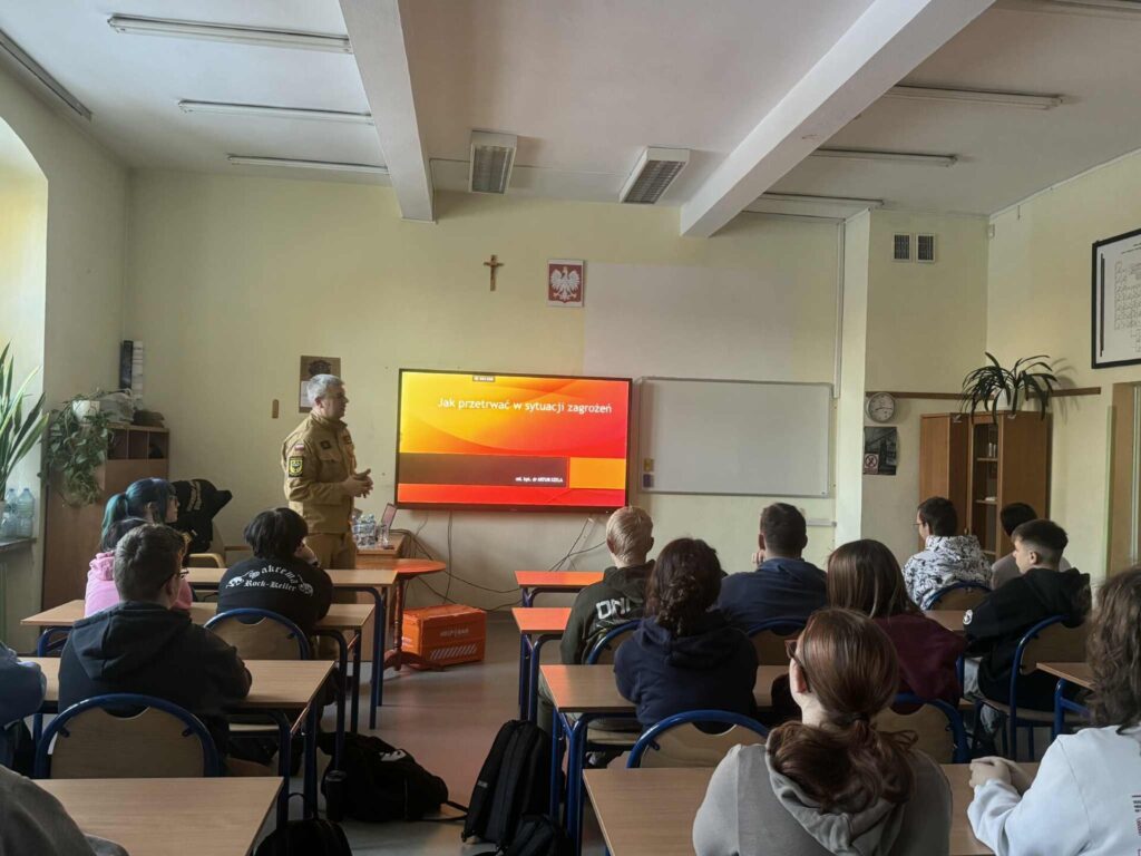 uczniowie podczas szkolenia, przedstawiciel straży pożarnej prowadzi szkolenie przy tablicy