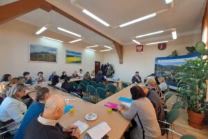 widok na uczestników szkolenia tyłem w ławkach