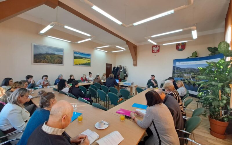 widok na uczestników szkolenia tyłem w ławkach