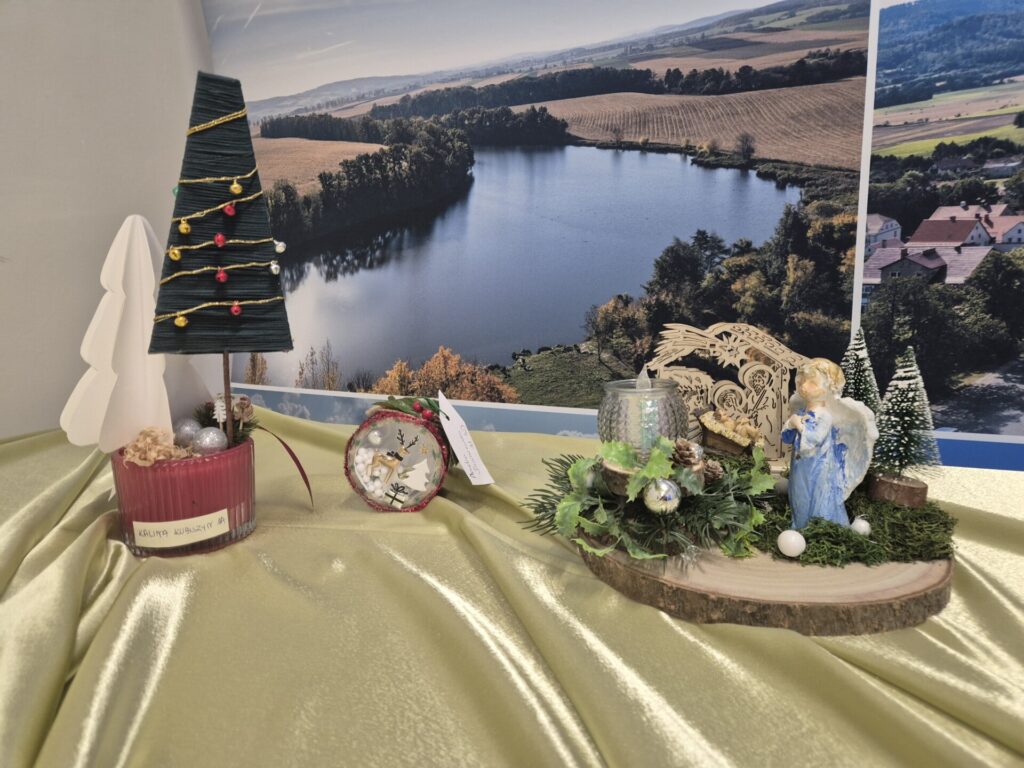 ozdoby bożonarodzeniowe na stole