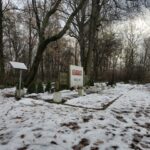 widok z lewej strony na pomnik i tablice