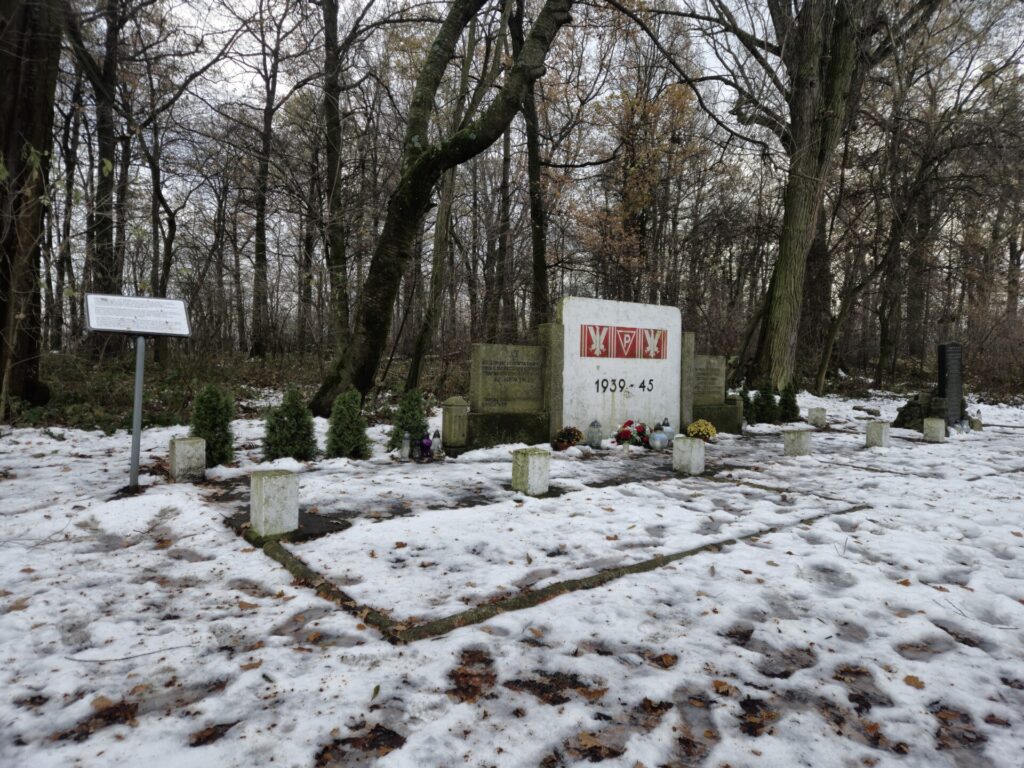 widok z lewej strony na pomnik i tablice