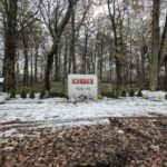 widok od frontu na pomnik