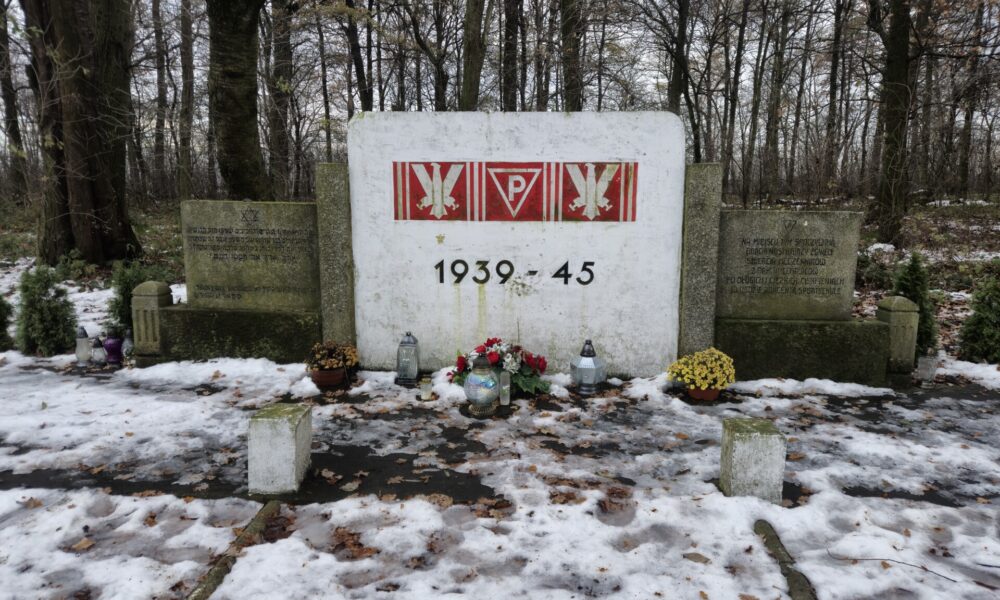 widok od frontu, zbliżenie na tablicę