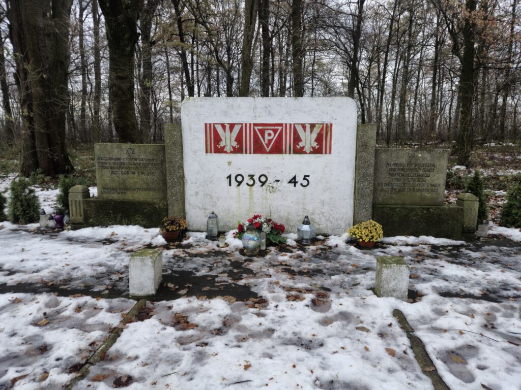 widok od frontu, zbliżenie na tablicę