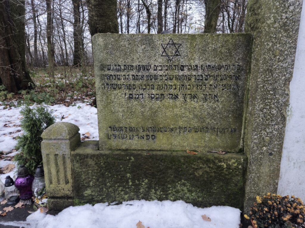 tablica z lewej strony pomnika z żydowską gwiazdą