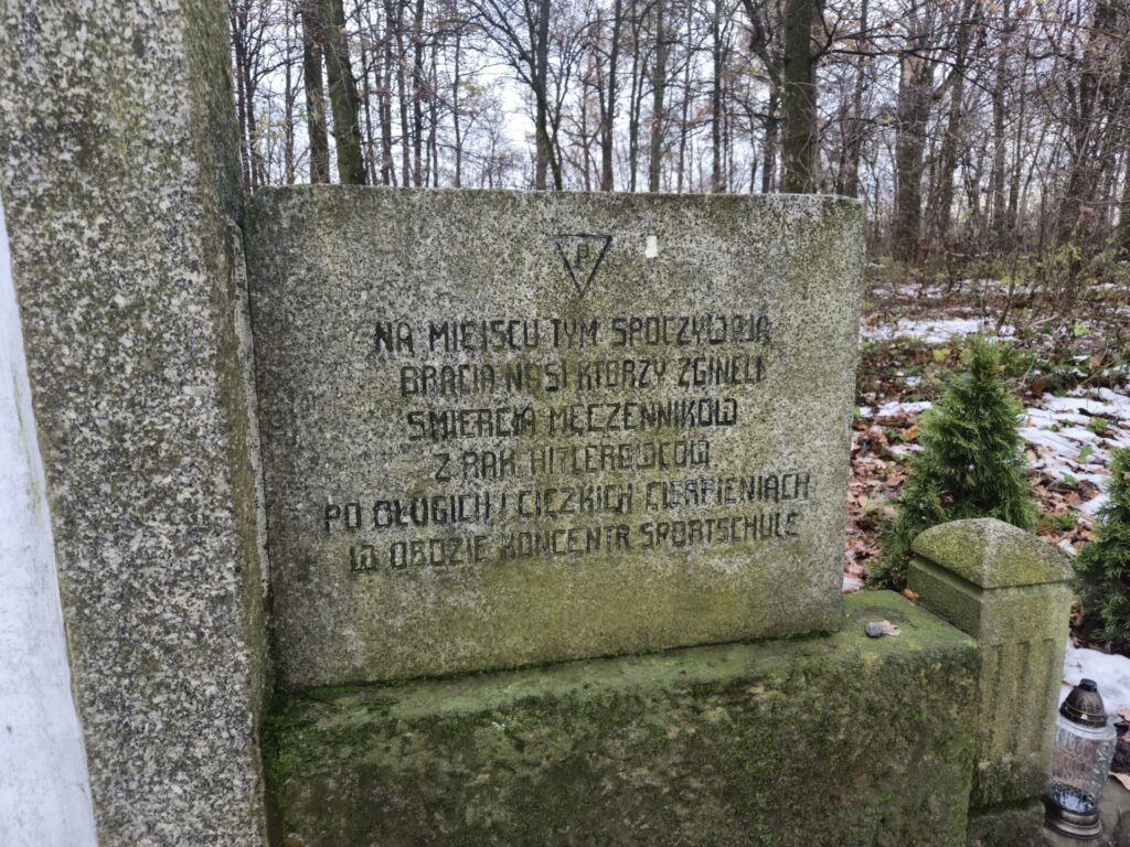 tablica z prawej strony pomnika