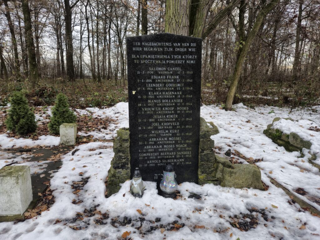 czarna tablica z nazwiskami, napis w języku polskim i holenederskim