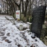 widok na pomnik z prawej strony