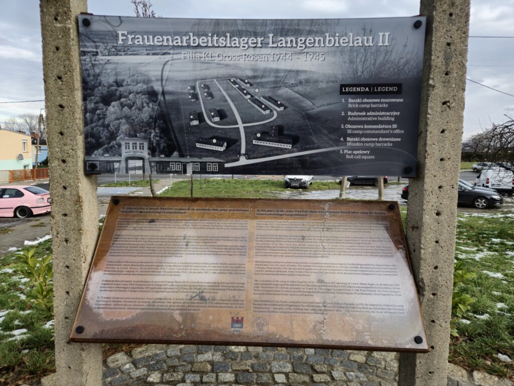 pomnik w Bielawie, zbliżenie na tekst