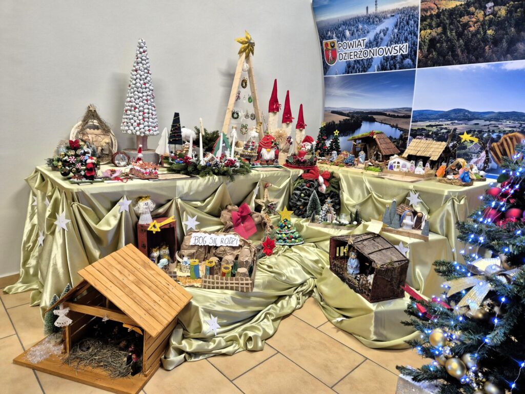 wystawa ozdób zgłoszonych do konkursu bożonarodzeniowego