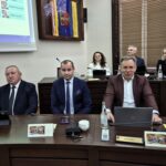 zbliżenie na radnych podczas sesji