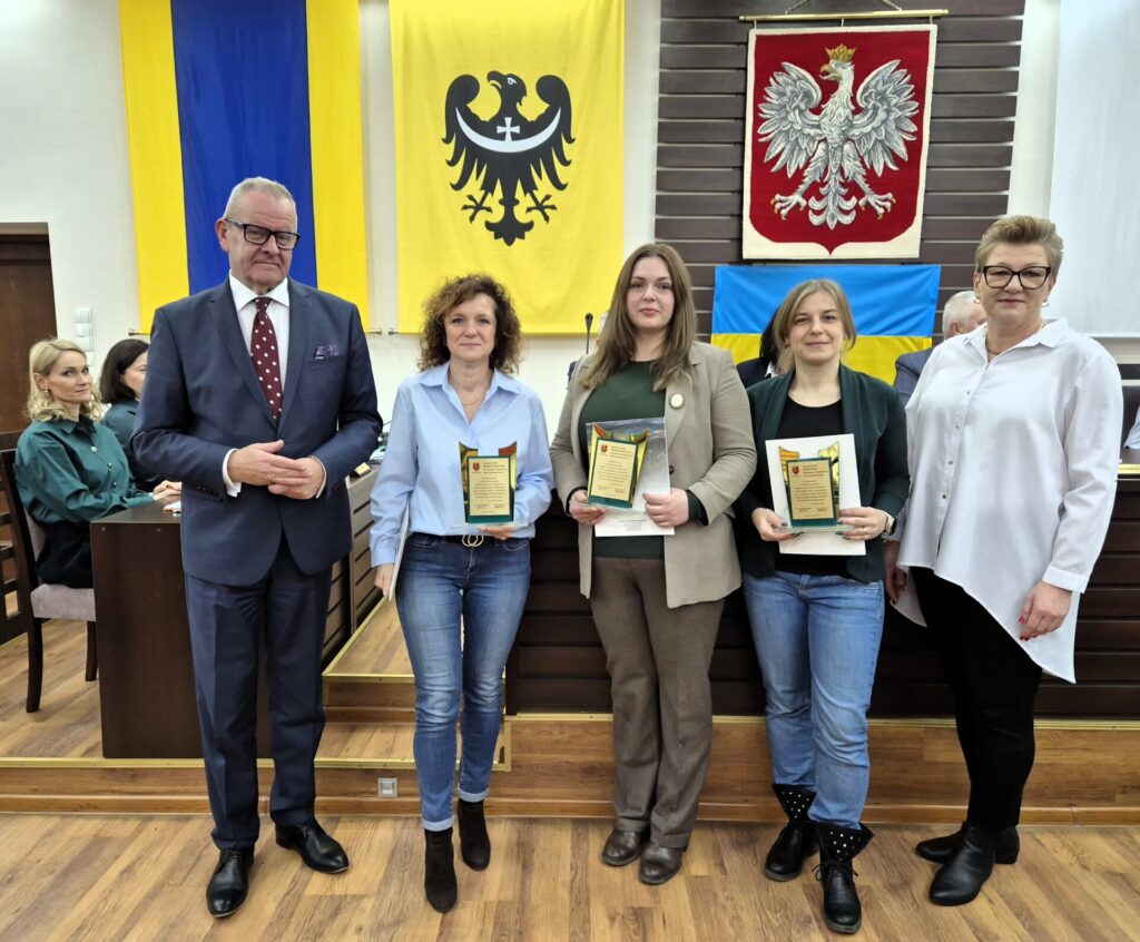 starosta i członek zarządu z koordynatorkami akcji Szlachetna Paczka