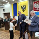 wręczenie dyplomu zwyciężczyni konkursu