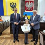 starosta Grzegorz Kosowski, przewodniczący rady Jacek Grzebieluch i zwyciężczyni konkursu z dyplomem 7