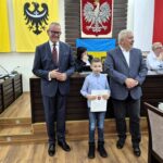 starosta Grzegorz Kosowski, przewodniczący rady Jacek Grzebieluch i zwycięzca konkursu z dyplomem 5
