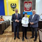 starosta Grzegorz Kosowski, przewodniczący rady Jacek Grzebieluch i zwycięzca konkursu z dyplomem 4