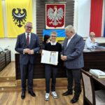 starosta Grzegorz Kosowski, przewodniczący rady Jacek Grzebieluch i zwycięzca konkursu z dyplomem 3