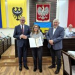 starosta Grzegorz Kosowski, przewodniczący rady Jacek Grzebieluch i zwyciężczyni konkursu z dyplomem 6