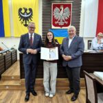 starosta Grzegorz Kosowski, przewodniczący rady Jacek Grzebieluch i zwyciężczyni konkursu z dyplomem 4