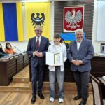 starosta Grzegorz Kosowski, przewodniczący rady Jacek Grzebieluch i zwyciężczyni konkursu z dyplomem 3