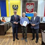 starosta Grzegorz Kosowski, przewodniczący rady Jacek Grzebieluch i zwycięzca konkursu z dyplomem 2