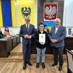 starosta Grzegorz Kosowski, przewodniczący rady Jacek Grzebieluch i zwyciężczyni konkursu z dyplomem 2