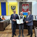 starosta Grzegorz Kosowski, przewodniczący rady Jacek Grzebieluch i zwycięzca konkursu z dyplomem 1