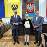 starosta Grzegorz Kosowski, przewodniczący rady Jacek Grzebieluch i zwyciężczyni konkursu z dyplomem