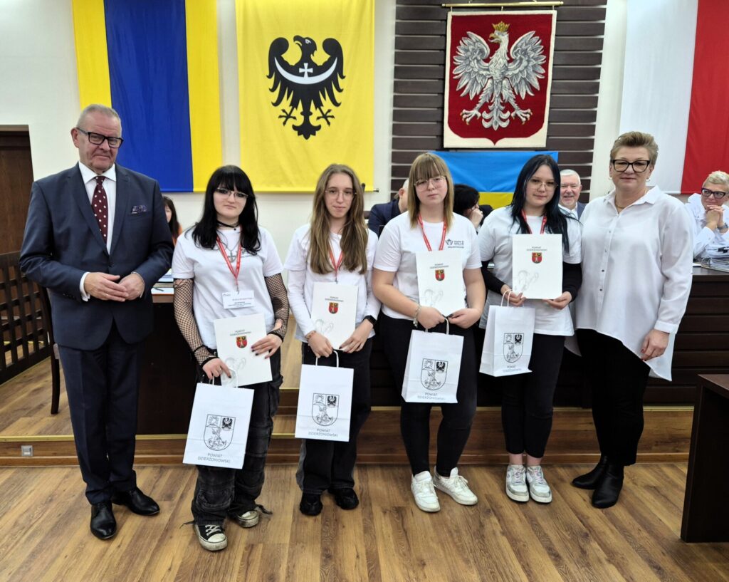 Starosta z Bernadettą Szczypką i wolontariuszami