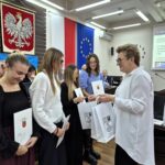 Bernadetta Szczypka wręcza uczniom listy gratulacyjne