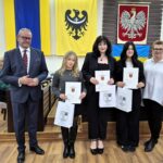 starosta Grzegorz Kosowski, członek zarządu Bernadetta Szczypka i uczniowie z listami gratulacyjnymi