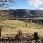 widok na polanę i góry poniżej dawnej skoczni w Kamionkach