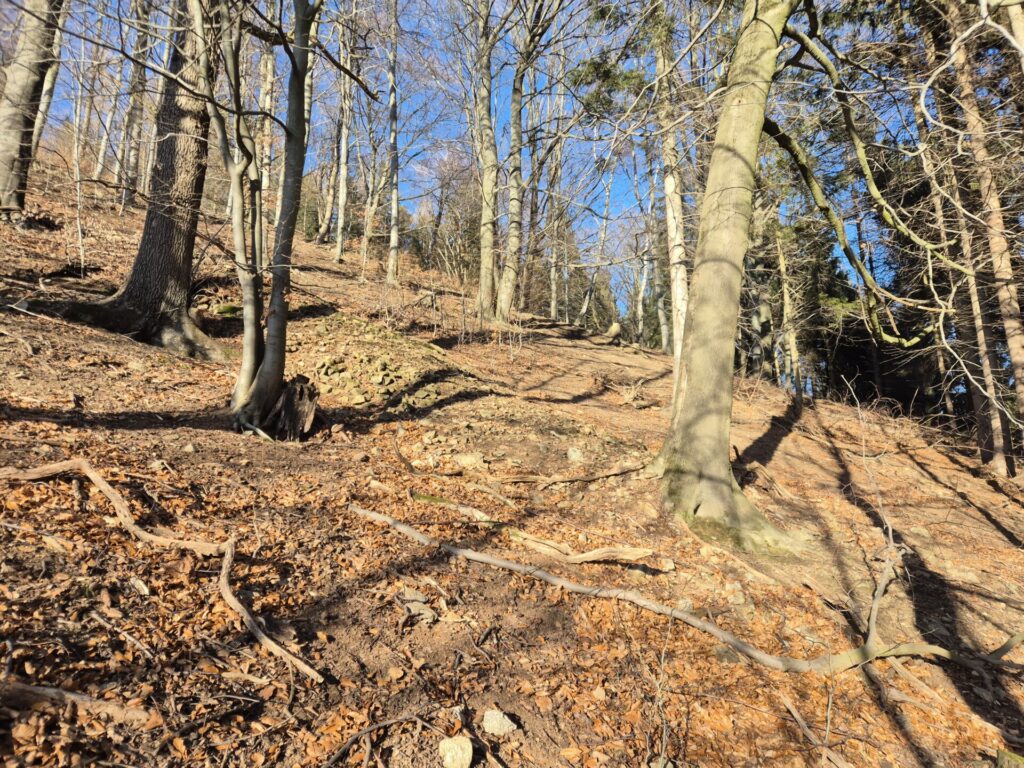 widok z lewej strony na usypane kamienie, pozostałość po dawnej skoczni