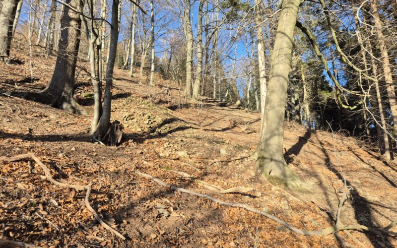 widok z lewej strony na usypane kamienie, pozostałość po dawnej skoczni
