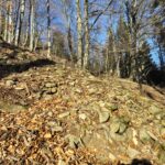 usypane kamienie, pozostałość po dawnej skoczni