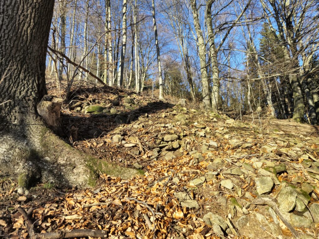 usypane kamienie, pozostałość po dawnej skoczni