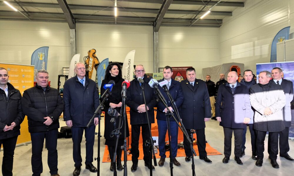 oficjalni goście podczas otwarcia magazynu zarządzania kryzysowego