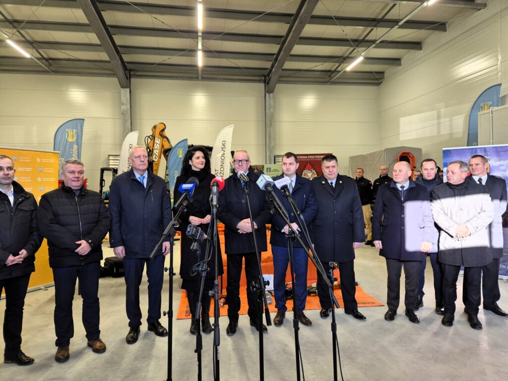 oficjalni goście podczas otwarcia magazynu zarządzania kryzysowego