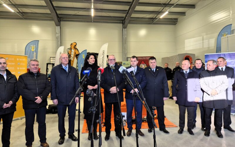 oficjalni goście podczas otwarcia magazynu zarządzania kryzysowego