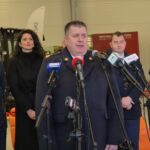 komendant straży pożarnej podczas konferencji