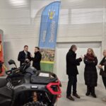 sekretarz powiatu podczas oglądania nowego sprzętu