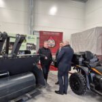 burmistrz Dzierżoniowa podczas otwarcia magazynu