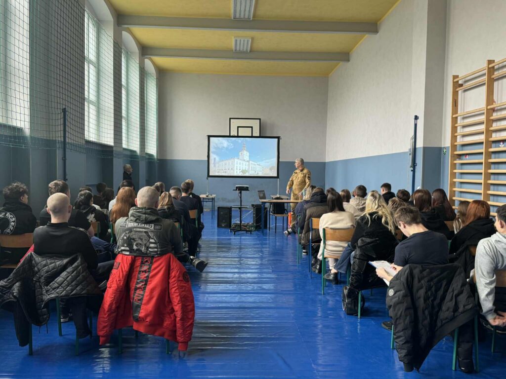 uczniowie podczas szkolenia, przedstawiciel straży pożarnej prowadzi szkolenie przy tablicy