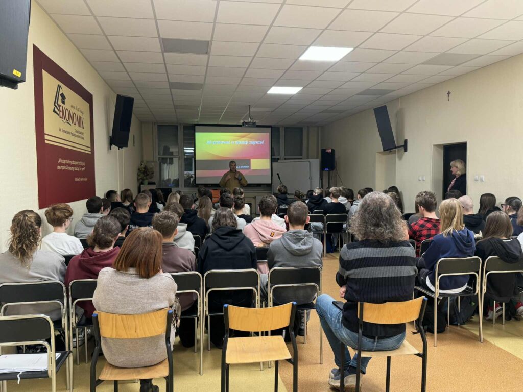 uczniowie podczas szkolenia, przedstawiciel straży pożarnej prowadzi szkolenie przy tablicy