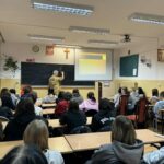 uczniowie podczas szkolenia, przedstawiciel straży pożarnej prowadzi szkolenie przy tablicy