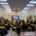 uczniowie podczas szkolenia, przedstawiciel straży pożarnej prowadzi szkolenie przy tablicy