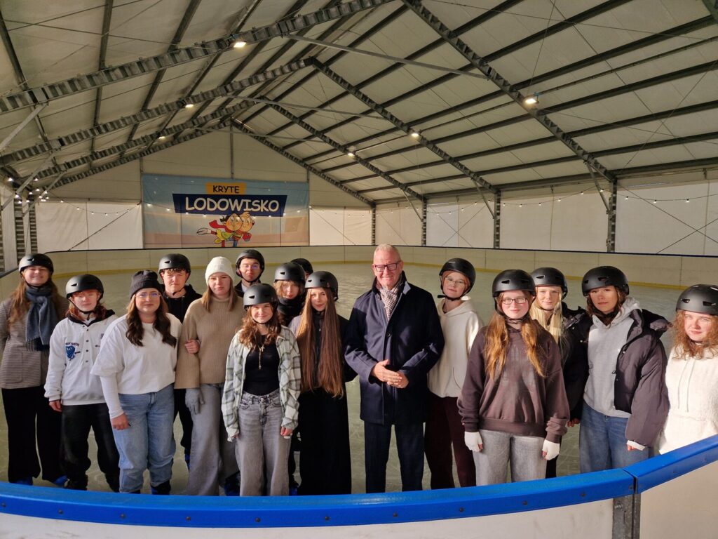 uczniowie i starosta na lodowisku